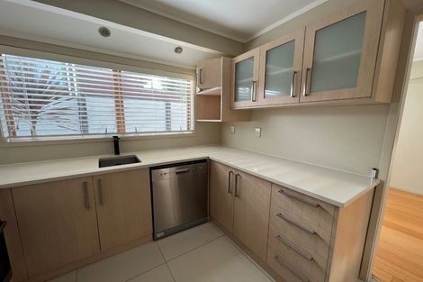 Photo of property in 15 Sunnynook Road, Forrest Hill, Auckland, 0620