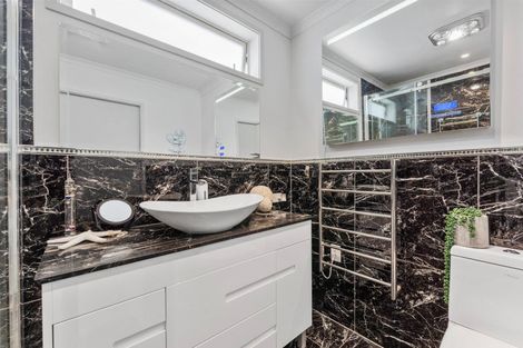 Photo of property in 12 Quo Vadis Place, Red Beach, 0932