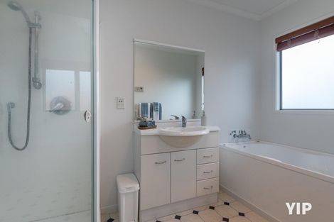 Photo of property in 75 Dress Circle, Newlands, Wellington, 6037