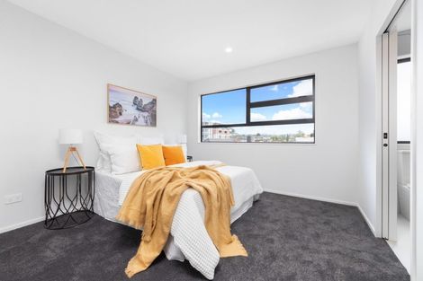 Photo of property in 3153 Great North Road, New Lynn, Auckland, 0600
