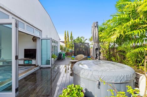 Photo of property in 11f Clearwater Cove, West Harbour, Auckland, 0618