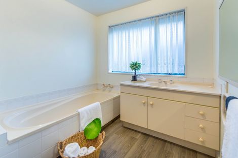 Photo of property in 15 Showgate Avenue, Sockburn, Christchurch, 8042