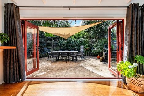 Photo of property in 5 Derwent Crescent, Titirangi, Auckland, 0604