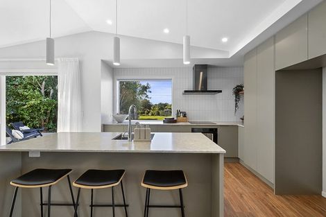 Photo of property in 52 Wairau Road, Oakura, 4314