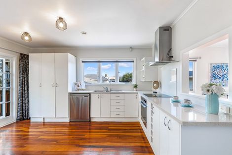 Photo of property in 16 Gloria Avenue, Te Atatu Peninsula, Auckland, 0610