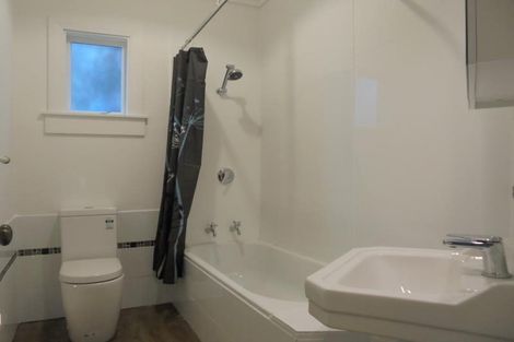 Photo of property in 40 Garden Road, Northland, Wellington, 6012