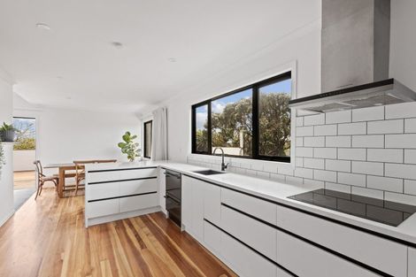 Photo of property in 30 Waiwaka Terrace, Strandon, New Plymouth, 4312
