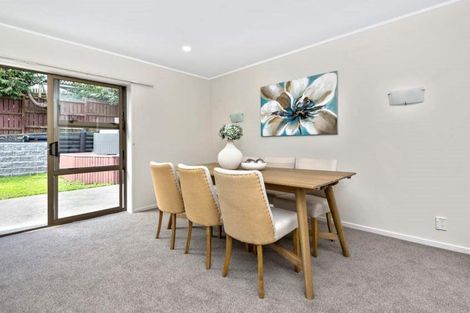 Photo of property in 17 Voltaire Court, Botany Downs, Auckland, 2010