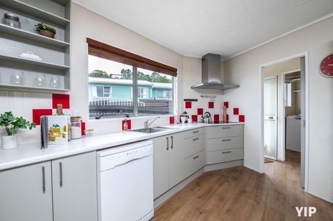 Photo of property in 21 Sunhaven Drive, Newlands, Wellington, 6037