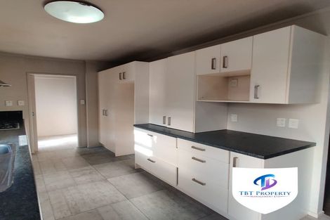 Photo of property in 2/41 Challen Close, Conifer Grove, Takanini, 2112