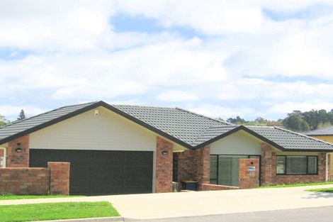 Photo of property in 46 Rising Parade, Fairview Heights, Auckland, 0632