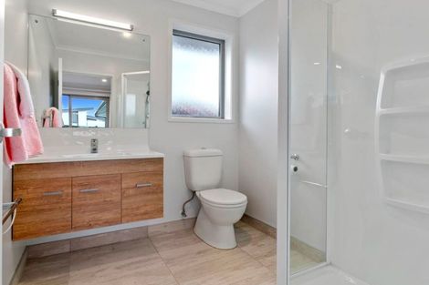 Photo of property in 22 Olney Court, One Tree Point, 0118