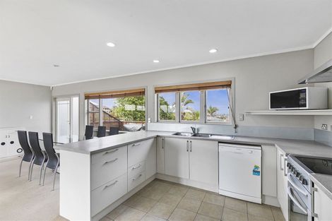 Photo of property in 92 Sunset Road, Unsworth Heights, Auckland, 0632