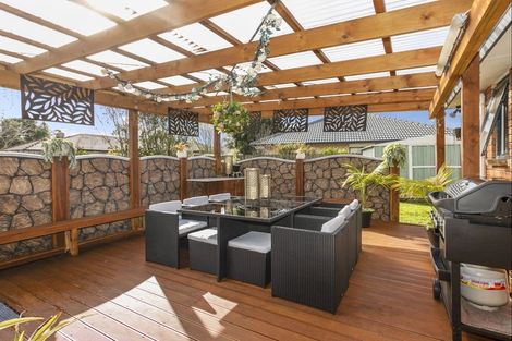 Photo of property in 16 Morewa Place, Takanini, 2112