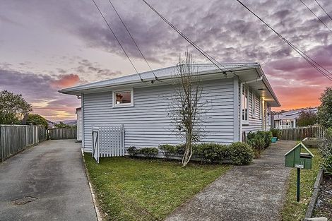 Photo of property in 11 Dunmail Way, Newlands, Wellington, 6037