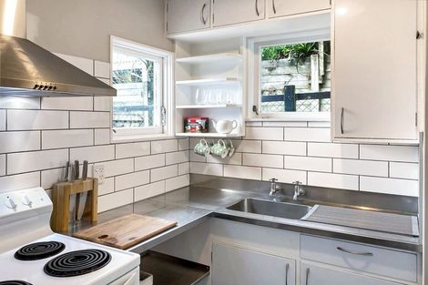 Photo of property in 27 Kellsmere Crescent, Island Bay, Wellington, 6023