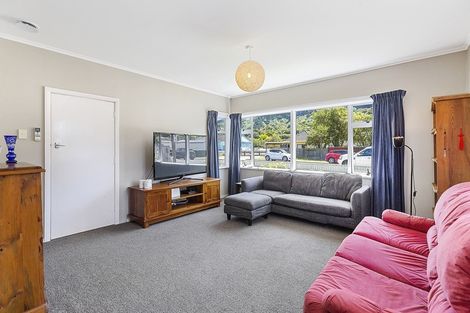 Photo of property in 28 Findlay Street, Tawa, Wellington, 5028