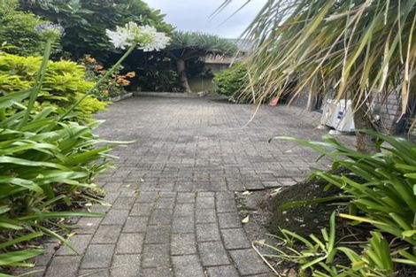 Photo of property in 2/212 Te Atatu Road, Te Atatu South, Auckland, 0610