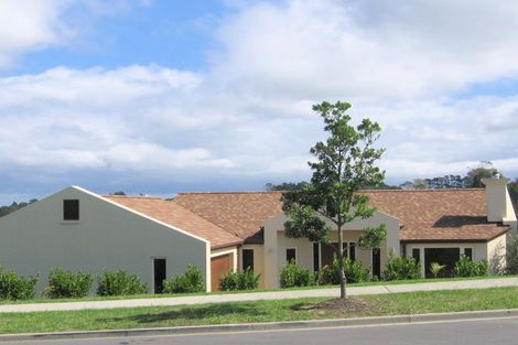 Photo of property in 42 Rising Parade, Fairview Heights, Auckland, 0632