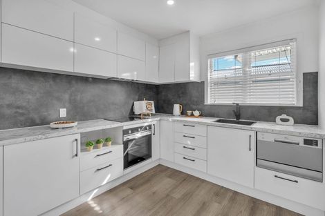 Photo of property in 109 Target Road, Totara Vale, Auckland, 0629