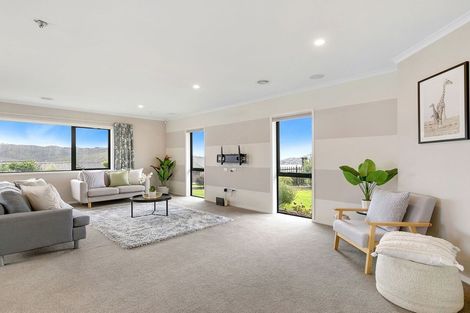Photo of property in 117 Queen Charlotte Drive, Aotea, Porirua, 5024