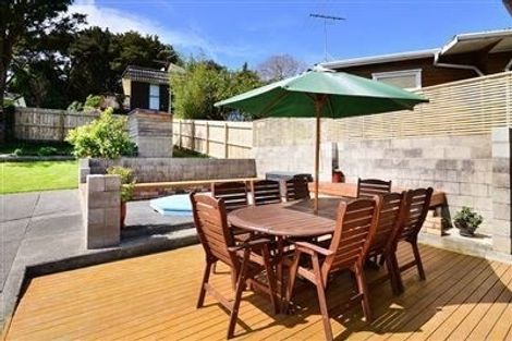 Photo of property in 17 Kathleen Street, Totara Vale, Auckland, 0627
