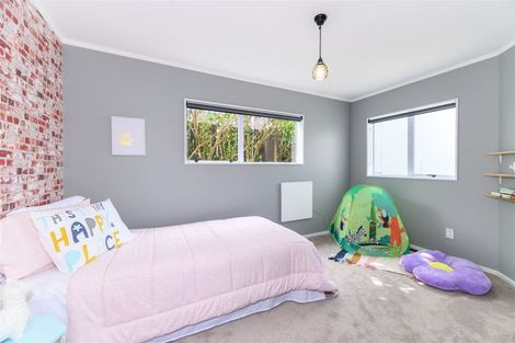 Photo of property in 1 Marguerita Place, West Harbour, Auckland, 0618