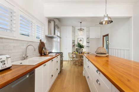 Photo of property in 17 Martin Avenue, Beckenham, Christchurch, 8023