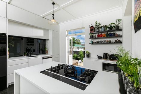 Photo of property in 5 Don Buck Road, Henderson, Auckland, 0614