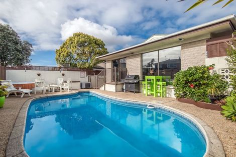 Photo of property in 37 Nui Mana Place, Te Atatu South, Auckland, 0610