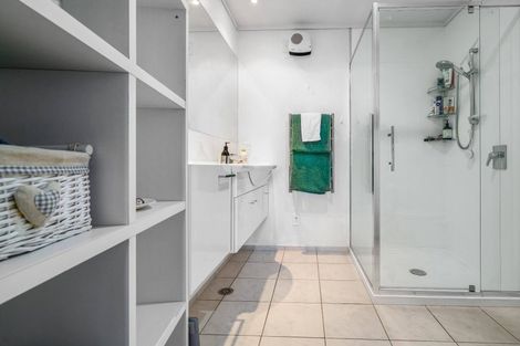 Photo of property in 72 Devonport Road, Tauranga, 3110