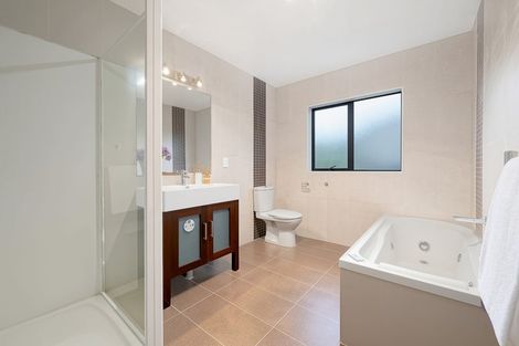 Photo of property in 104 San Marino Drive West, Henderson, Auckland, 0612