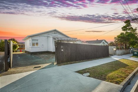 Photo of property in 21 Islington Avenue, New Lynn, Auckland, 0600