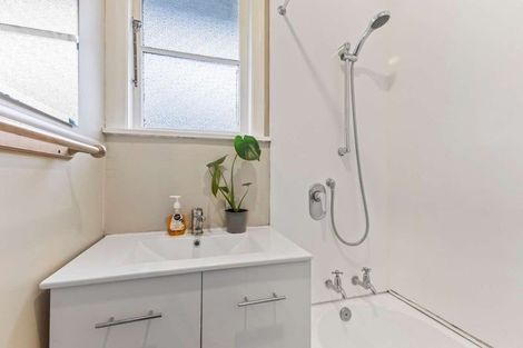 Photo of property in 29 Endeavour Street, Marfell, New Plymouth, 4310