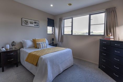 Photo of property in 5 Kaweka Close, Aotea, Porirua, 5024