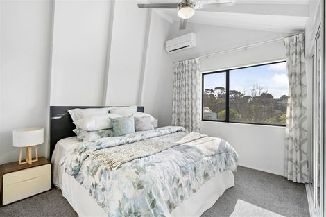 Photo of property in 17 Noeleen Street, Glenfield, Auckland, 0629