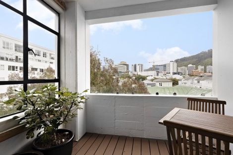 Photo of property in Endeavour Apartments, 12/125u Thorndon Quay, Pipitea, Wellington, 6011