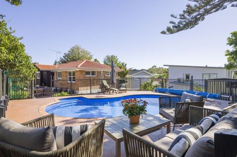 Photo of property in 6 Regal Place, Forrest Hill, Auckland, 0620