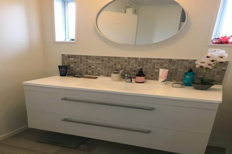 Photo of property in 28 Rewarewa Road, Te Atatu Peninsula, Auckland, 0610