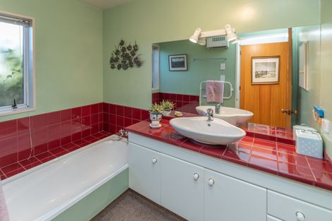 Photo of property in 2 Pentavon Lane, Avonhead, Christchurch, 8042