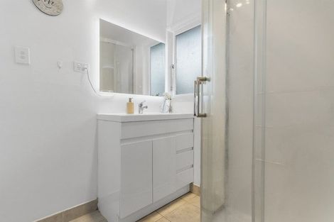 Photo of property in 1/17 Crystal Avenue, Glendene, Auckland, 0602