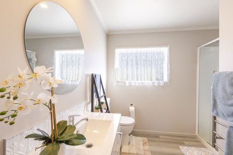 Photo of property in 102a Racecourse Road, Waiuku, 2123