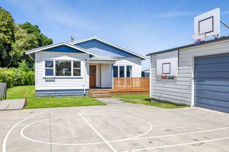 Photo of property in 18 Cumming Street, Okato, 4335