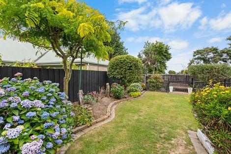 Photo of property in 21 Thornwood Place, Redwood, Christchurch, 8051