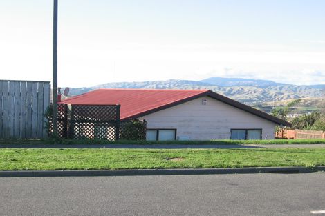 Photo of property in 100 Pikarere Street, Titahi Bay, Porirua, 5022