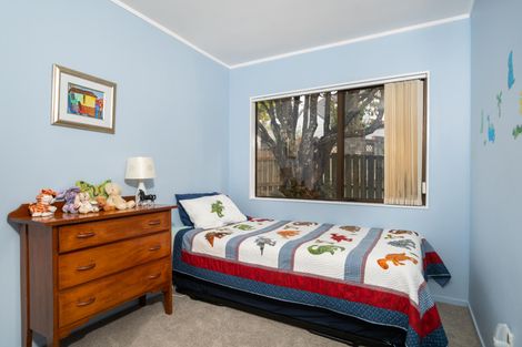 Photo of property in 7 Juneau Place, Glendene, Auckland, 0602