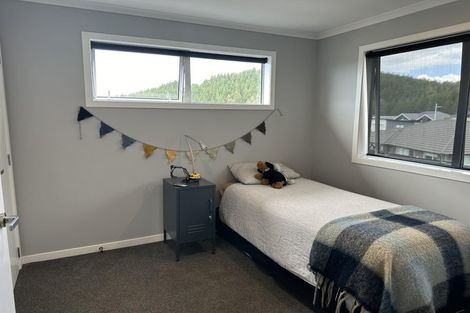 Photo of property in 8 Roundhouse Close, Whitby, Porirua, 5024