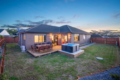Photo of property in 16 Kauri Drive, Waiuku, 2123