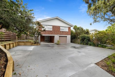 Photo of property in 24 Holdaway Avenue, Northcote, Auckland, 0627