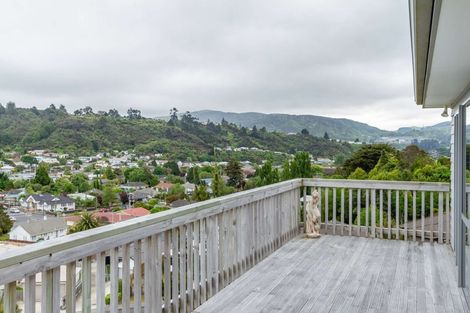 Photo of property in 32 Speldhurst Grove, Stokes Valley, Lower Hutt, 5019